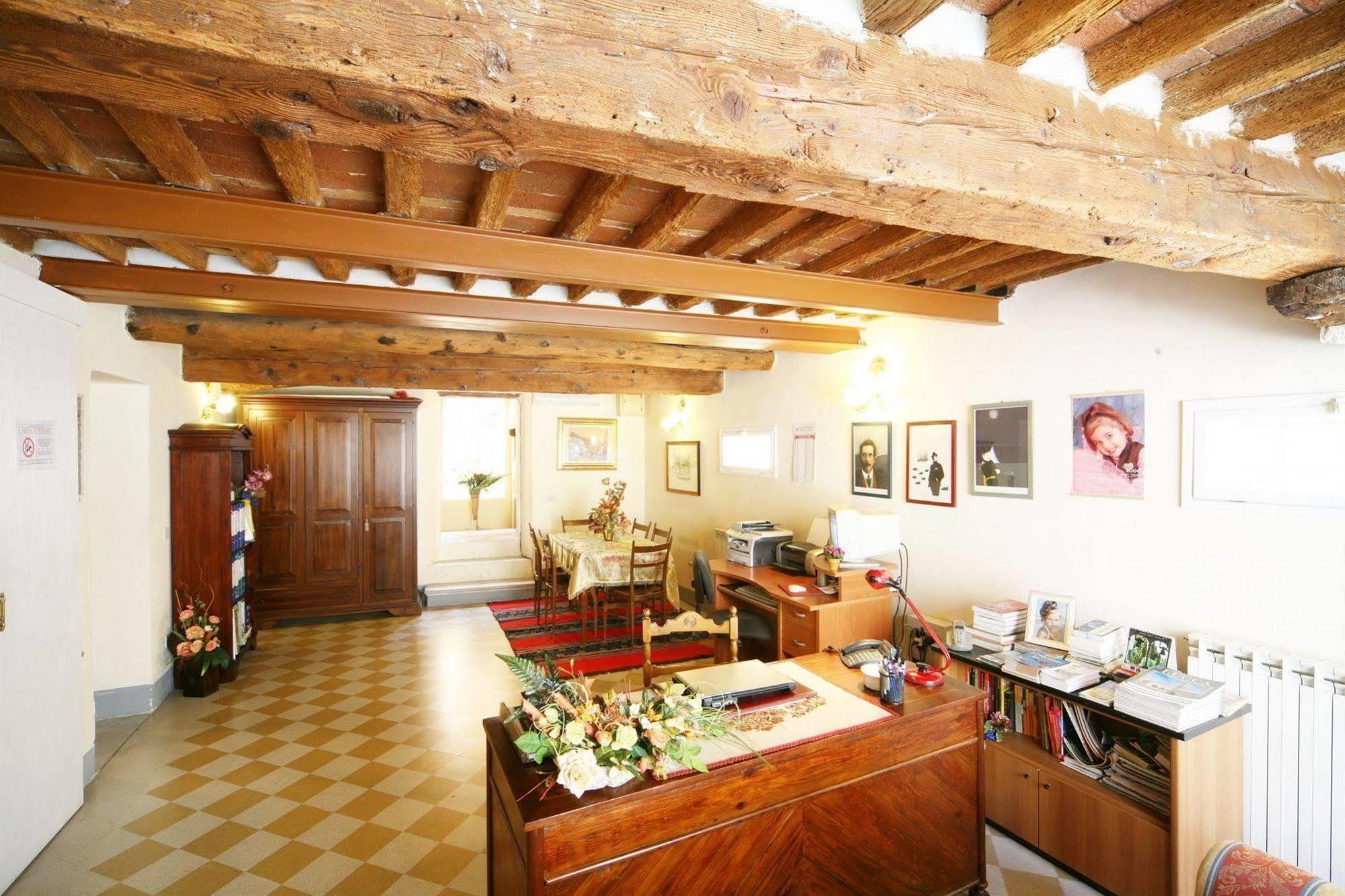 Antica Residenza Santa Chiara -City Center Lucca Exterior photo